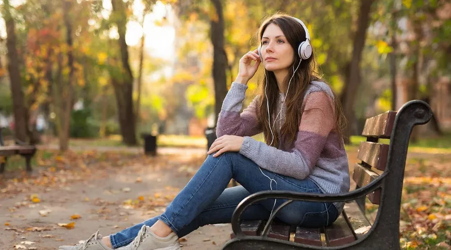 наушники &copy;&nbsp;Изображение сгенерировано нейросетью Gigachat