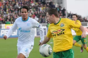 Форвард "Кубани" Георге Букур (справа) против защитника "Зенита" Бруно Алвеша &copy;&nbsp;ЮГА.ру, Елена Синеок