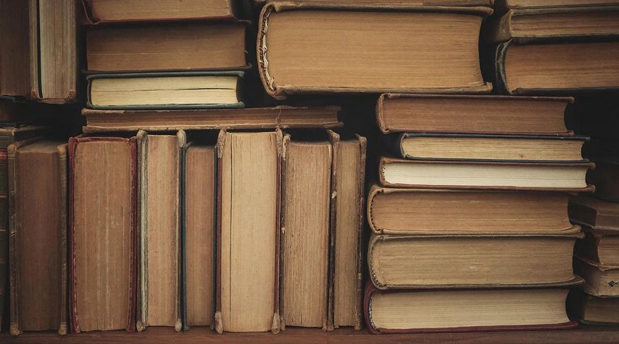 книги &copy;&nbsp;Изображение сгенерировано нейросетью Gigachat