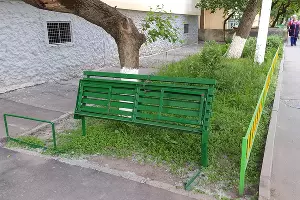 Скамейка в Северном микрорайоне &copy;&nbsp;Фото из группы &laquo;Ростов Главный — новости Ростова-на-Дону&raquo; в соцсети &laquo;ВКонтакте&raquo;, vk.com/rostovnadonu