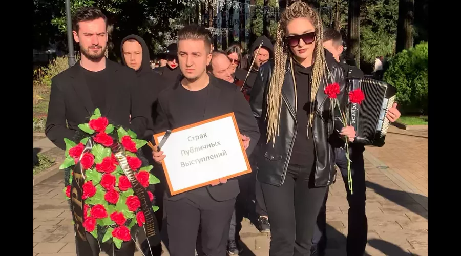 Мезенцев и Алфёрова с участниками тренинга &copy;&nbsp;Скриншот видео, предоставленного Екатериной Алфёровой