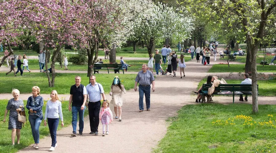 люди &copy;&nbsp;Изображение сгенерировано нейросетью Gigachat