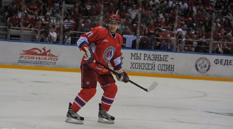 Владимир Путин принял участие в гала-матче Ночной хоккейной лиге в Сочи (май 2014) &copy;&nbsp;Фото Нины Зотиной, Юга.ру