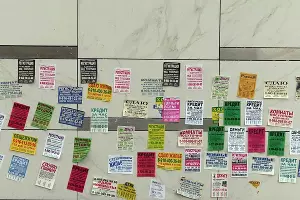 Рекламные объявления на стене &copy;&nbsp;Фото с сайта pxhere.com, CC0 Public Domain