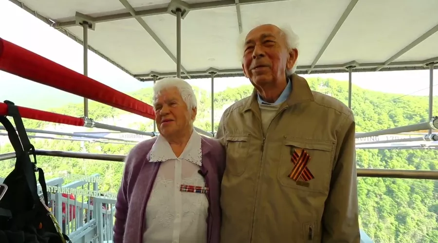 Римма Колотова и Александр Сьянов &copy;&nbsp;Скриншот видео из группы &laquo;Skypark AJ Hackett Sochi| Скайпарк&raquo; &laquo;ВКонтакте&raquo;, vk.com/skyparkajhackettsochi