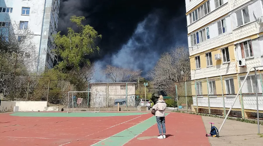 Дым от пожара на нефтебазе в Туапсе, 21 апреля 2026 года &copy;&nbsp;Фото Всеволода Некрасова, Юга.ру