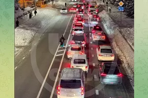 Пробка на выезде из Розы Хутор, 2 января 2026 г. &copy;&nbsp;Скриншот видео телеграм-канала &laquo;ЧП Сочи&raquo;, t.me/chp_sochi