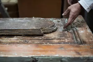 Реставрация дверей в мастерской Лазаря Щербакова &copy;&nbsp;Фото Елены Синеок, Юга.ру