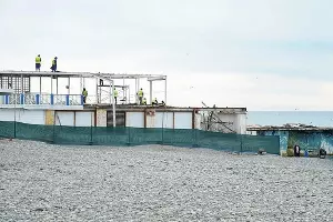 Реконструкция сочинского пляжа «Маяк» &copy;&nbsp;Скриншот публикации в телеграм-канале &laquo;КоммерсантЪ Сочи&raquo;, T.me/kommersant_sochi