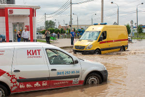 Последствия ливня на улице Московской &copy;&nbsp;Фото Дмитрия Пославского, Юга.ру