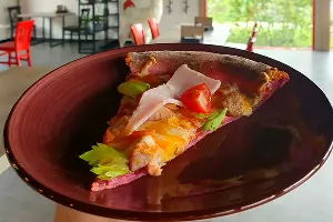 Красная перуанская пицца &laquo;Пача Мама&raquo; с бататом на курорте &laquo;Роза Хутор&raquo; &copy;&nbsp;Фото Марины Солошко, Юга.ру