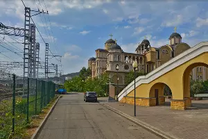 Лестница храма Нерукотворного Образа Христа Спасителя и здания приюта &copy;&nbsp;Скриншот yandex.ru/maps 2022 года
