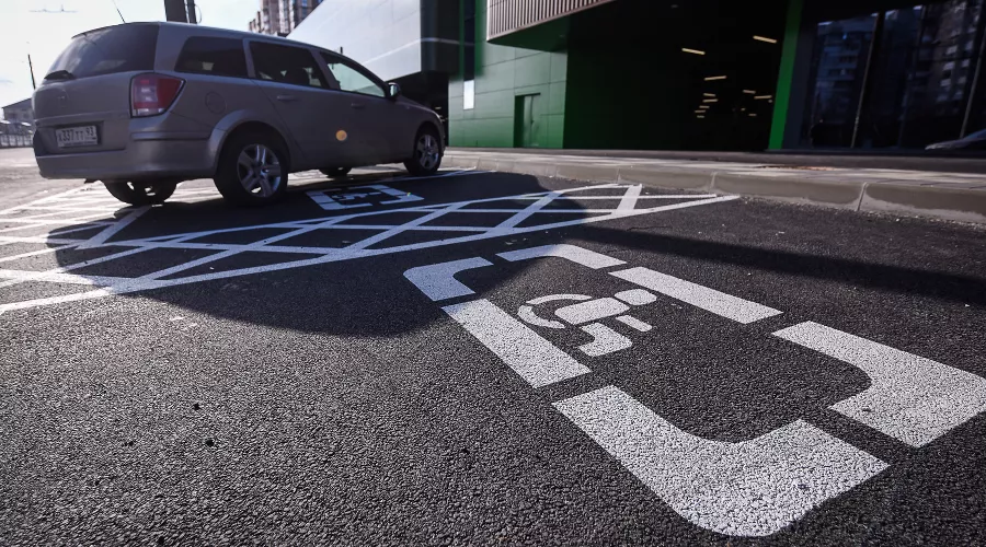 Парковка для малобильных граждан &copy;&nbsp;Фото Елены Синеок, Юга.ру