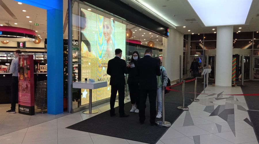 Контроль QR-кодов в ТРЦ «Галерея» &copy;&nbsp;Фото Яры Гуляевой, Юга.ру