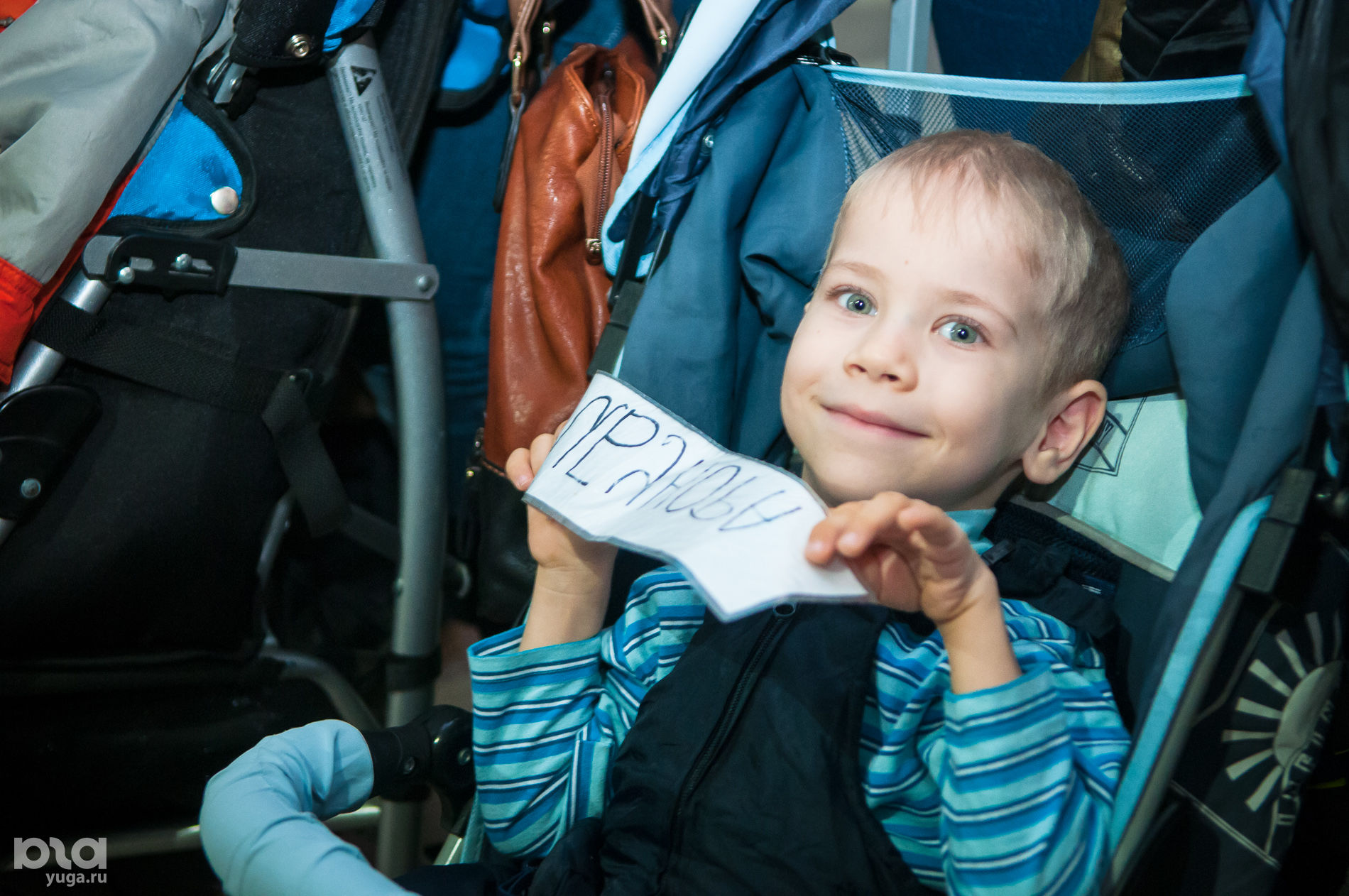 Инвалид с мячом. Компьютер для инвалидов. Колясочник за компьютером. Дети с ограниченными возможностями. Благотворительный фонд подарки детям.