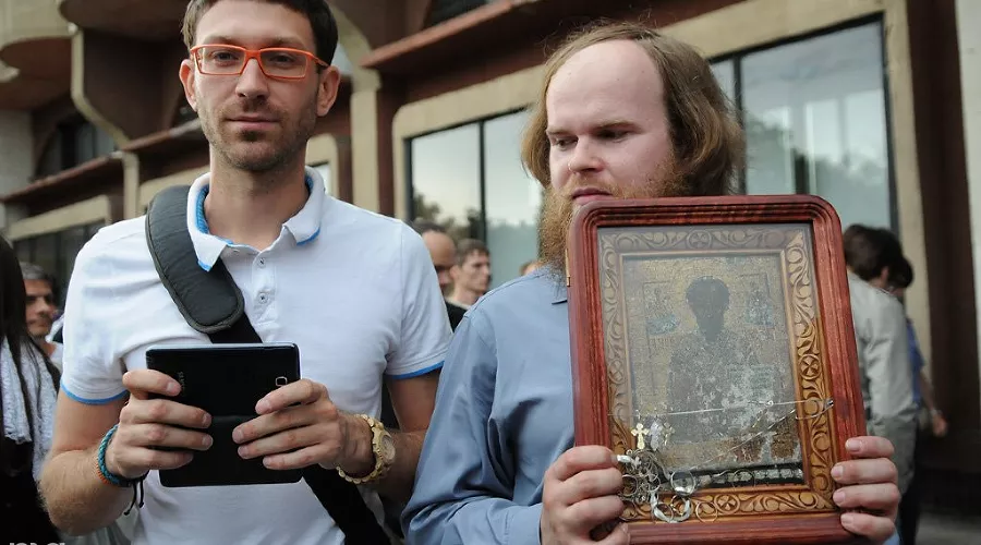 Акция протеста против Марата Гельмана перед открытием выставки Icons &copy;&nbsp;Елена Синеок. ЮГА.ру