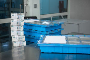 Работники кассового подразделения проверяют целостность упаковки и укладывают банкноты в кассеты © Фото Елены Синеок, Юга.ру