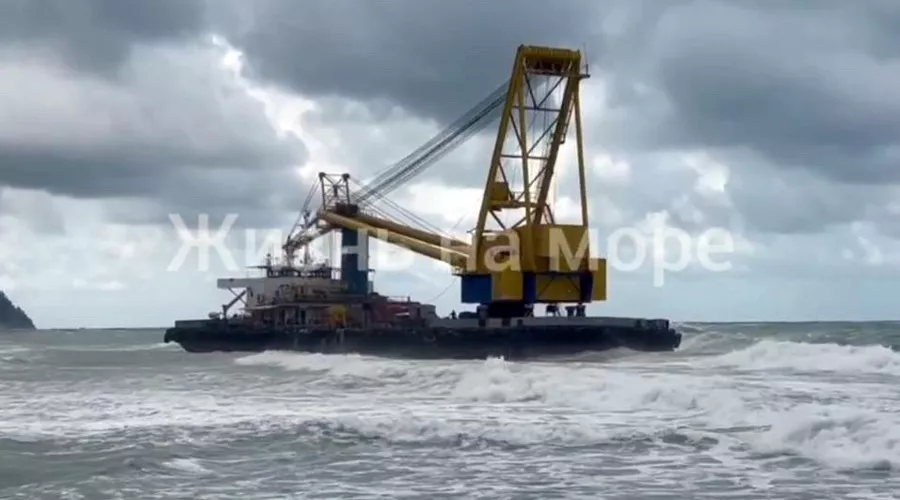 Плавкран, который прибило штормом к берегу пляжа «Факел» в Дивноморском 16 июня 2024 г. &copy;&nbsp;Скриншот видео телеграм-канала &laquo;Жизнь на море&raquo;, t.me/gelendgik