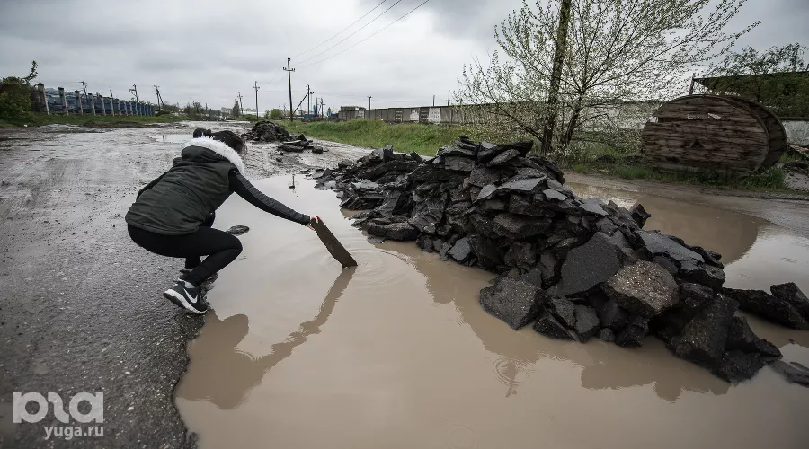 Разбитая дорога &copy;&nbsp;Фото Елены Синеок, Юга.ру