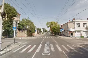 Вид на ул. Октябрьскую в сторону «Галереи» в районе пересечения с ул. Орджоникидзе &copy;&nbsp;Скриншот сервиса Google Карты с сайта google.com/maps/, дата съемки август 2019 г.