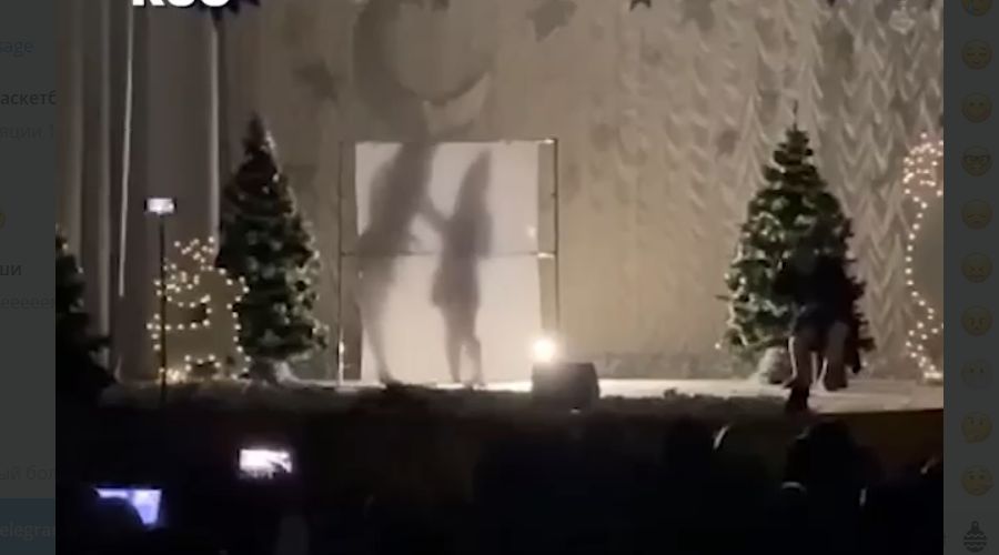 Сцена из спектакля, показанного в Шабельском ДК 31 декабря 2023 года © Скриншот видео в телеграм-канале «Русский ритейл и бизнес», T.me/retailrus