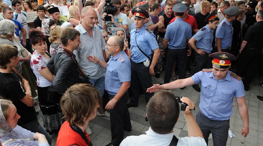 Акция протеста против Марата Гельмана перед открытием выставки Icons &copy;&nbsp;Елена Синеок. ЮГА.ру