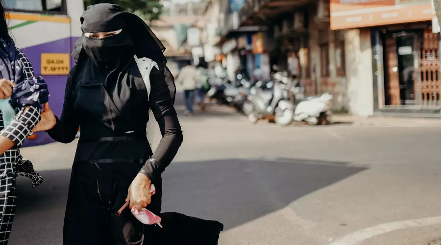 Женщина в никабе &copy;&nbsp;Фото пользователя cottonbro studio сайта pexels.com