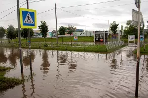 Последствия ливня на улице Московской &copy;&nbsp;Фото Дмитрия Пославского, Юга.ру