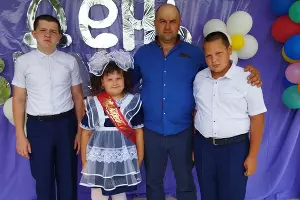 Александр Бойченков с тремя детьми &copy;&nbsp;Фото предоставлено Азией Бойченковой