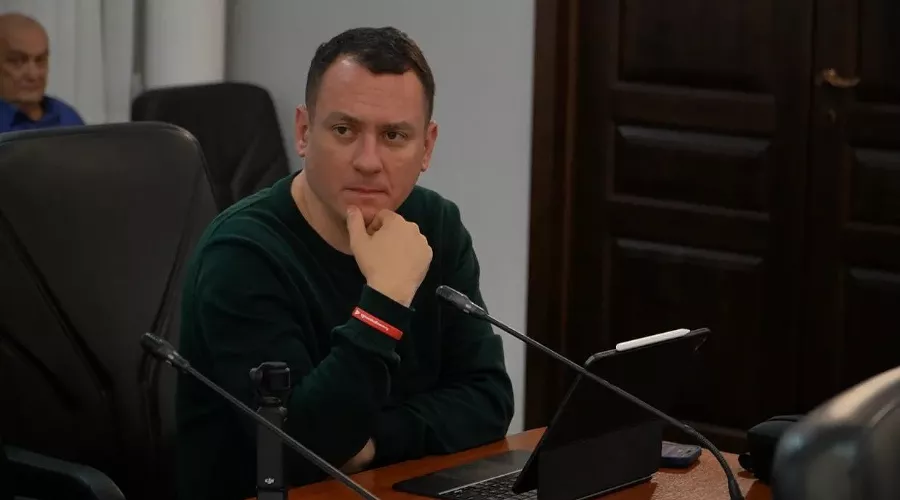 «30 тысяч на футболе — да, 200 человек за Telegram — «опасность БПЛА». Депутат Сафронов — об абсурдном запрете митинга, выборности мэров и политике в Краснодаре