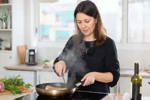 жарит рыба &copy;&nbsp;Изображение сгенерировано нейросетью Gigachat