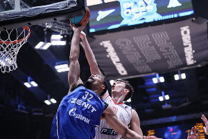 Игрок «Локо» Андрей Мартюк (в белой форме) ведет борьбу с Винсом Хантером из «Зенита» в матче 27 мая 2024 г. © Фото предоставлено пресс-службой Единой лиги ВТБ, Vtb-league.com