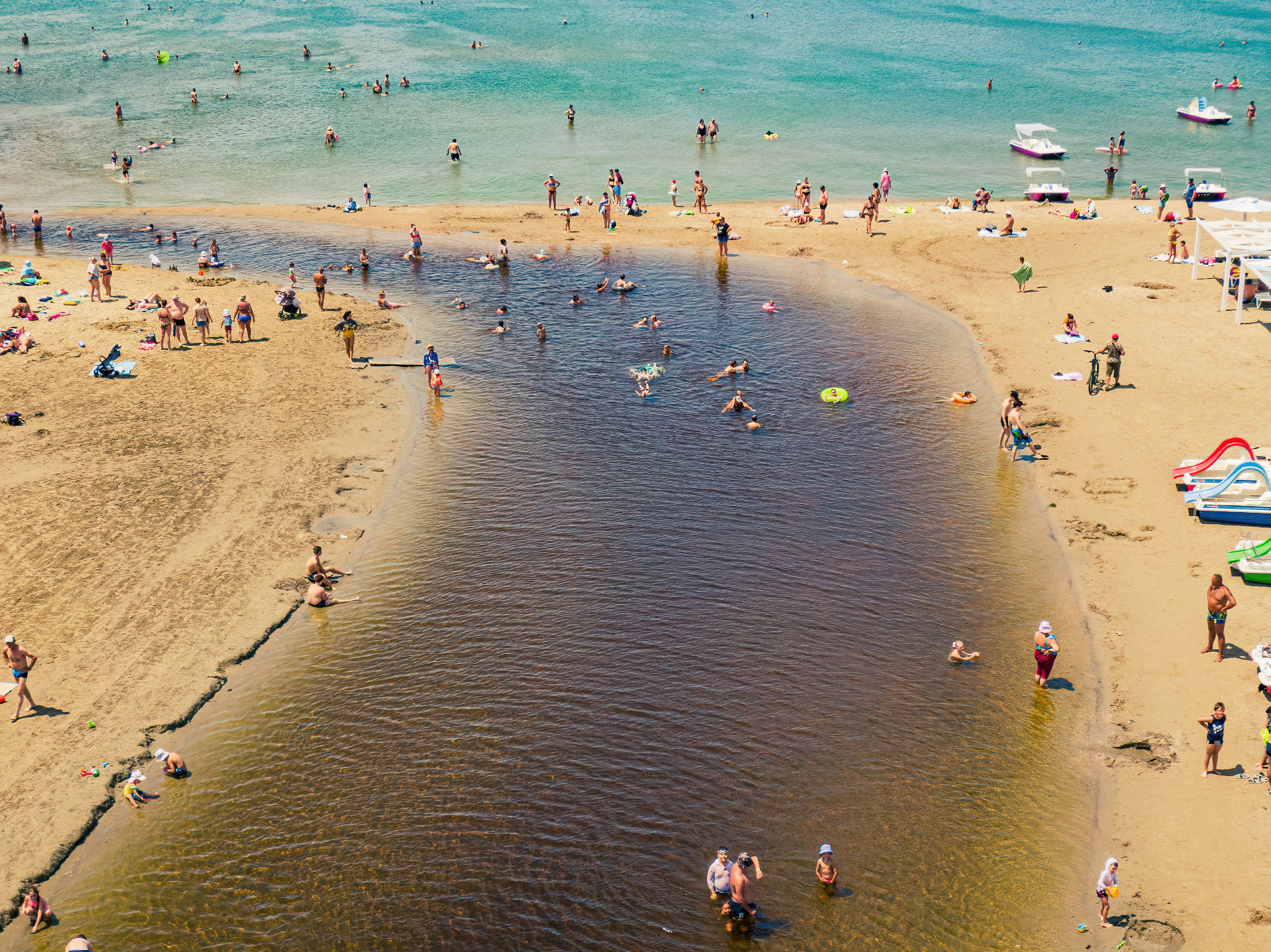 В реке Анапке купается едва ли не больше людей, чем в море © Фото Антона Быкова, Юга.ру