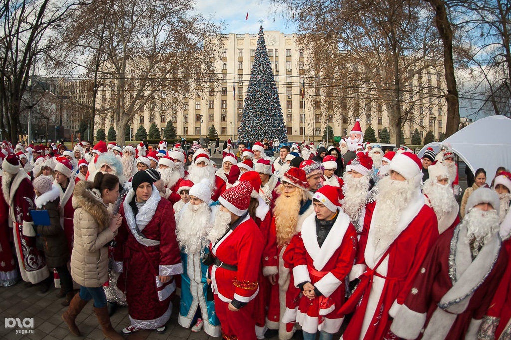 краснодар дед в золоте. краснодарский край снегопад 2021. мороз в краснодаре. дед мороз в краснодаре. новогодние гулянья краснодар.