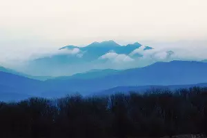 Гора Папай в тумане. Вид с хребта Коцехур &copy;&nbsp;Фото Сергея Уокера, wikipedia.org