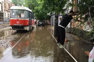 Улица Горького в Краснодаре после дождя 8 июля 2023 г. &copy;&nbsp;Фото Антона Быкова, Юга.ру