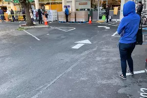 Очередь в магазин — люди стоят на расстоянии 2 метра друг от друга &copy;&nbsp;Фото Светланы Карслиоглу