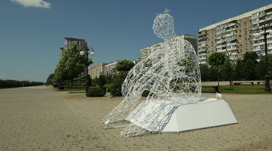  © Фото Станислава Телеховца с сайта мэрии Краснодара https://krd.ru/novosti/glavnye-novosti/chelovek-smotryashchiy-v-more-interaktivnyy-art-obekt-festivalya-tavrida-art-ustanovili-v-krasnodare/