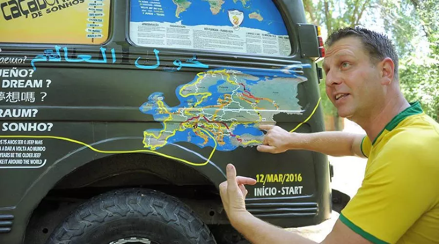 Бразильцы рядом с раритетным авто  &copy;&nbsp;Фото пресс-службы ДГТУ