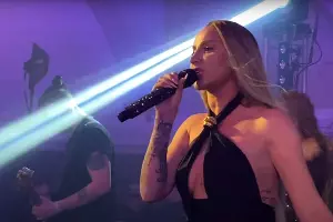 Анна Асти на открытии бара «Сплетни» в Санкт-Петербурге &copy;&nbsp;Скриншот видео с YouTube-канала &laquo;Передача  До 17 и старше&raquo;