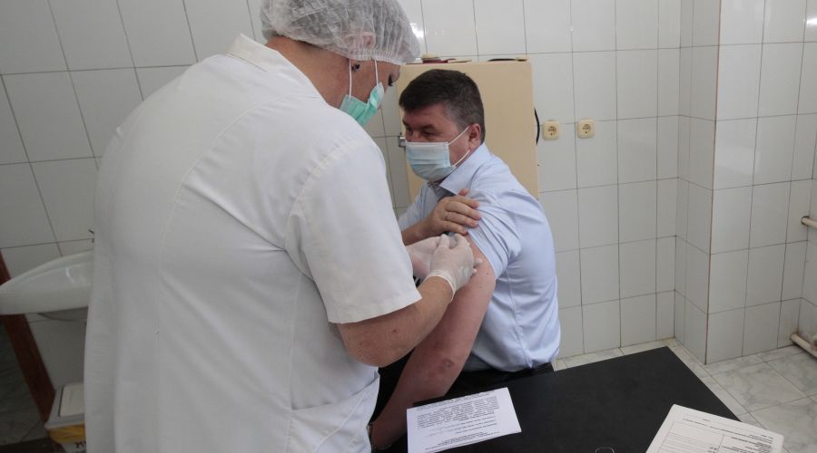 Сергей Погодин на вакцинации © Фото пресс-службы ООО «Картонтара»