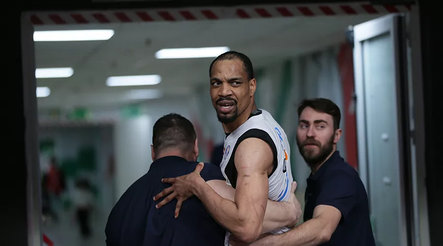 Сотрудники «Зенита» уводят в раздевалку удаленного Винса Хантера &copy;&nbsp;Фото предоставлено пресс-службой Единой лиги ВТБ (Автор Фёдор Обмайкин)