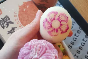 &laquo;Моти сакура&raquo; и &laquo;мункейк сакура&raquo; в кофейне &laquo;Киссатен&raquo; &copy;&nbsp;Фото Марины Солошко, Юга.ру