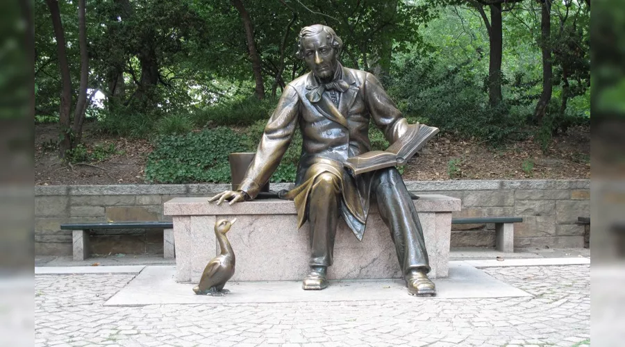 Статуя в Центральном парке в Нью-Йорке, посвящённая памяти Андерсена и его произведению «Гадкий утенок» &copy;&nbsp;Фото Dismas