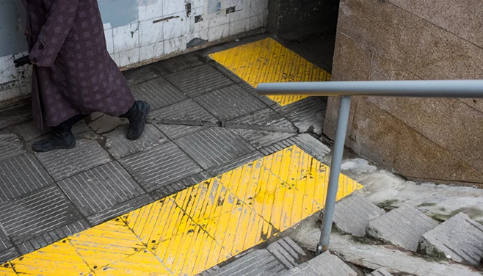 Плитка с диагональными рифами, обозначает поворот маршрута &copy;&nbsp;фото Елены Синеок, Юга.ру