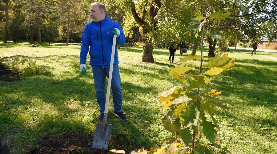 Мурат Кумпилов на субботнике в Майкопе &copy;&nbsp;Фото пресс-службы главы Адыгеи