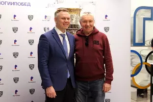 Алексей Бадюков с гостем на роад-шоу Кубка Гагарина в Сочи &copy;&nbsp;Фото Марины Солошко, Юга.ру