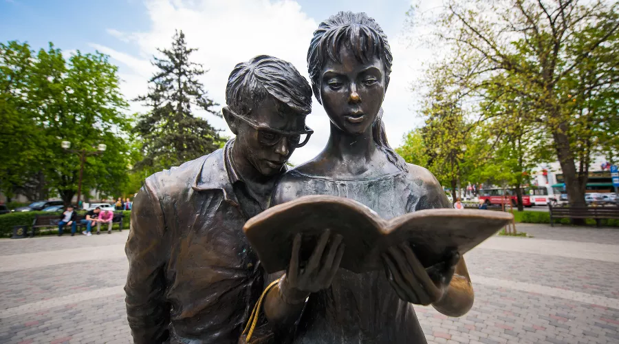 Памятник студентам Шурику и Лидочке в Краснодаре &copy;&nbsp;Фото Елены Синеок, Юга.ру