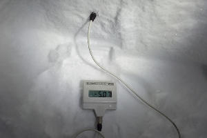 Измерение снежной толщи на глубине 10 см © Фото из личного архива Адриана Коротеева