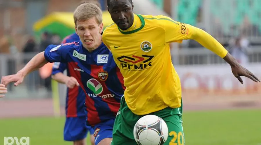 Ласина Траоре (справа) и Понтус Вернблум &copy;&nbsp;ЮГА.ру, Елена Синеок